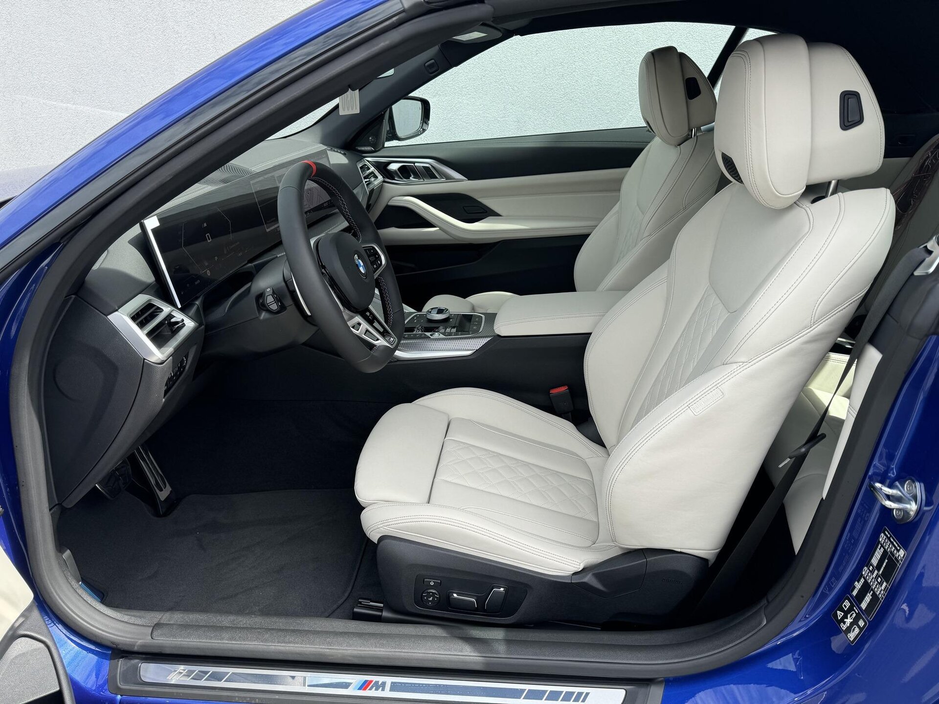 BMW M440i xDrive cabrio | facelift | nové české auto skladem | sportovní stylový cabriolet | luxusní modrá s bílou kůží | super výbava | výhodná cena | ihned k předání | nákup online | AUTOiBUY.com
